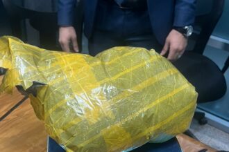 إحباط محاولة تهريب كمية من مخدر الكوكايين بحوزة راكبة بمطار القاهرة | صور