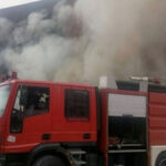 6 سيارات إطفاء يسيطرون على حريق 3 محال بجوار مترو حلوان