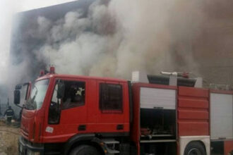 6 سيارات إطفاء يسيطرون على حريق 3 محال بجوار مترو حلوان