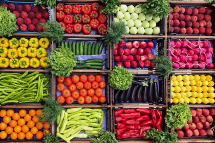 أسعار الخضروات والفاكهة في سوق العبور.. الطماطم تبدأ بـ3.5 جنيه