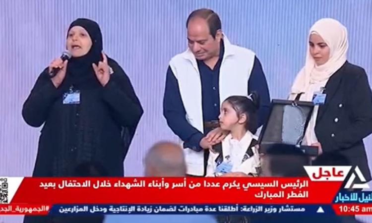 أم أحد الشهداء تلقي قصيدة مؤثرة خلال احتفالية عيد الفطر بحضور الرئيس السيسي