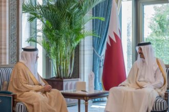 أمير قطر يبحث مع وزير الخارجية البحريني تطوير العلاقات بين البلدين