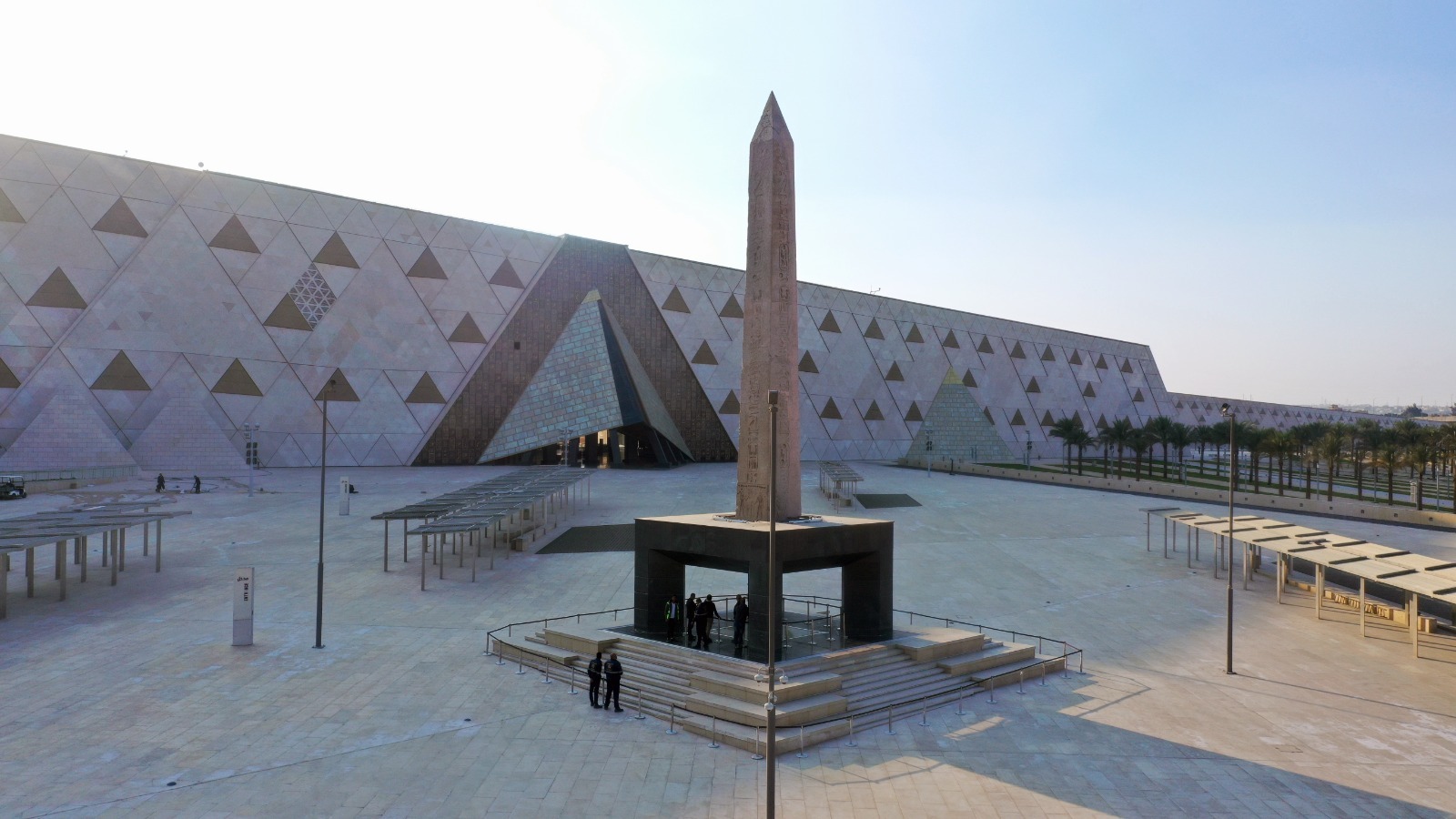 الحكومة توافق على تنفيذ ممشى سياحى بين المتحف المصرى الكبير والأهرامات