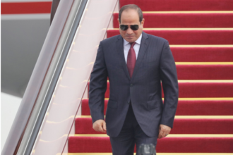 الرئيس السيسي يستقبل أمير الكويت في مستهل زيارته لمصر