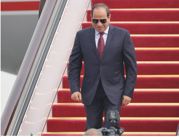 الرئيس السيسي يستقبل أمير الكويت في مستهل زيارته لمصر