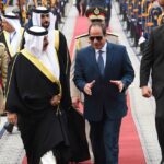 الرئيس السيسي يستقبل العاهل البحريني في مطار القاهرة