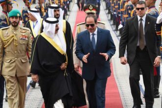 الرئيس السيسي يستقبل العاهل البحريني في مطار القاهرة