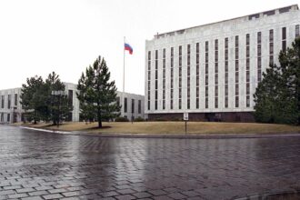 السفارة الروسية لدى واشنطن: أمريكا تحاول تبرير خططها لتسليح الفضاء