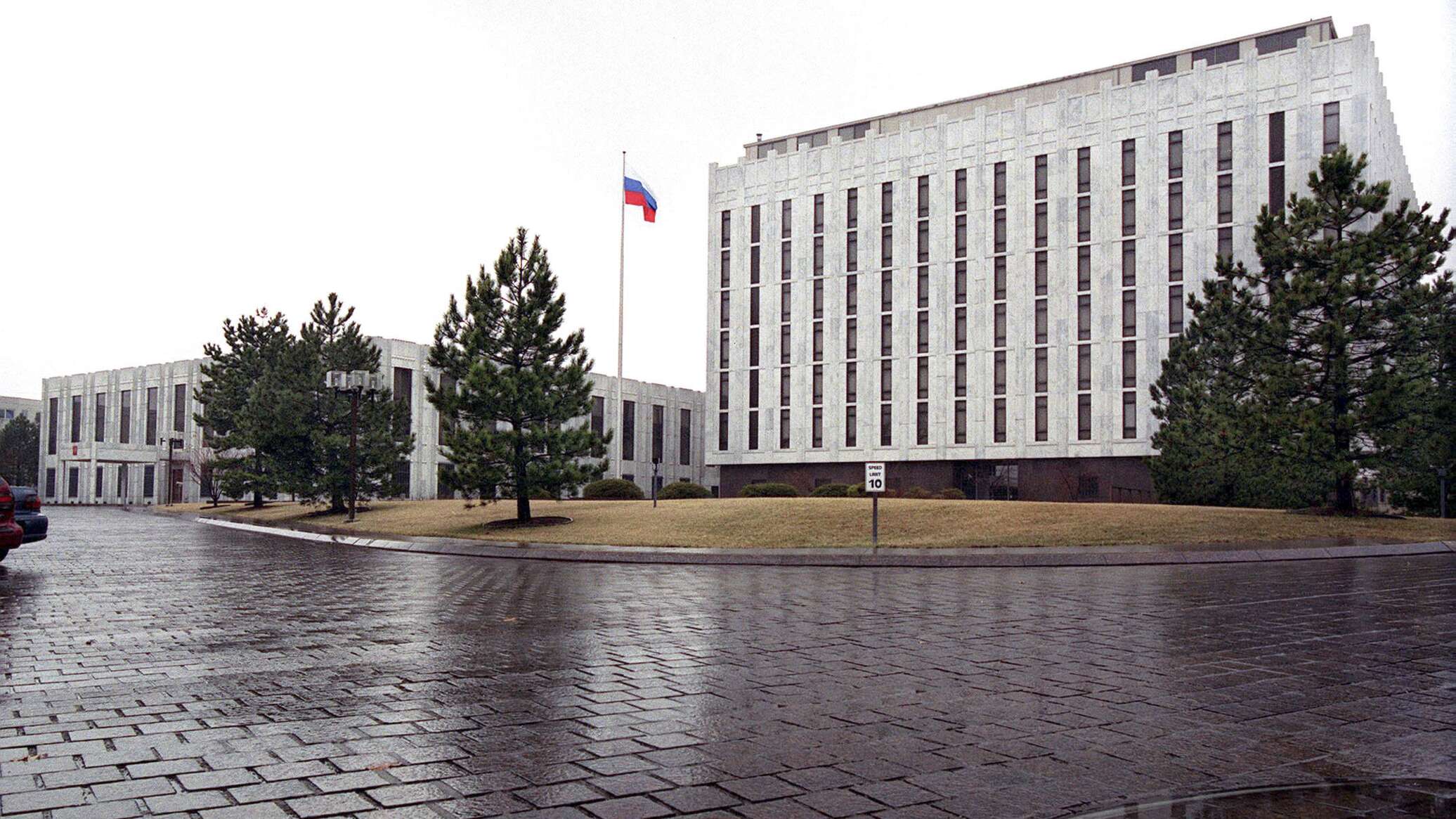 السفارة الروسية لدى واشنطن: أمريكا تحاول تبرير خططها لتسليح الفضاء