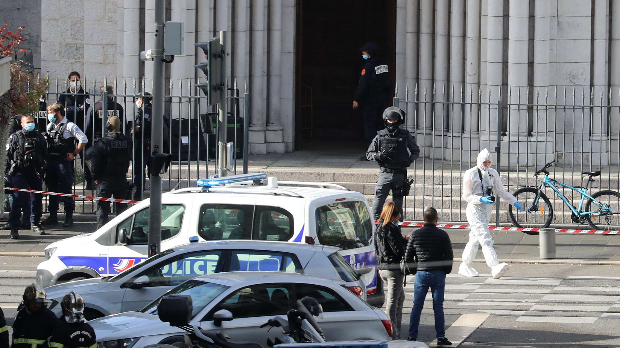 الشرطة الفرنسية تعتقل رجلا هدد بتفجير نفسه بالقرب من القنصلية الإيرانية في باريس... فيديو