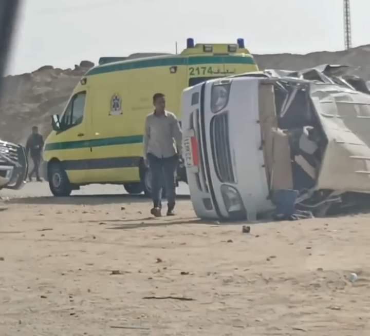 الميكروباص انقلب بيهم.. إصابة 16 شخصًا في حادث على طريق الإسكندرية الصحراوي