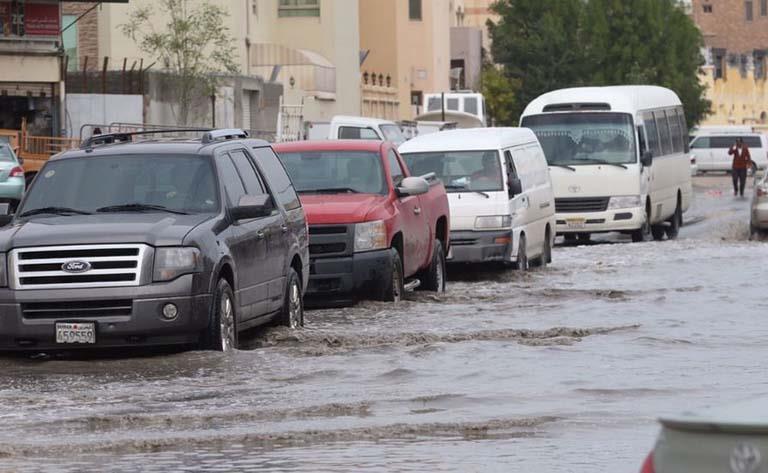 بسبب فيضانات الإمارات.. استمرار العمل عن بعد للموظفين في الشارقة