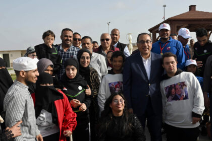 رئيس الوزراء يتفقد شاطئ قادرون لذوي الهمم بمدينة دمياط الجديدة