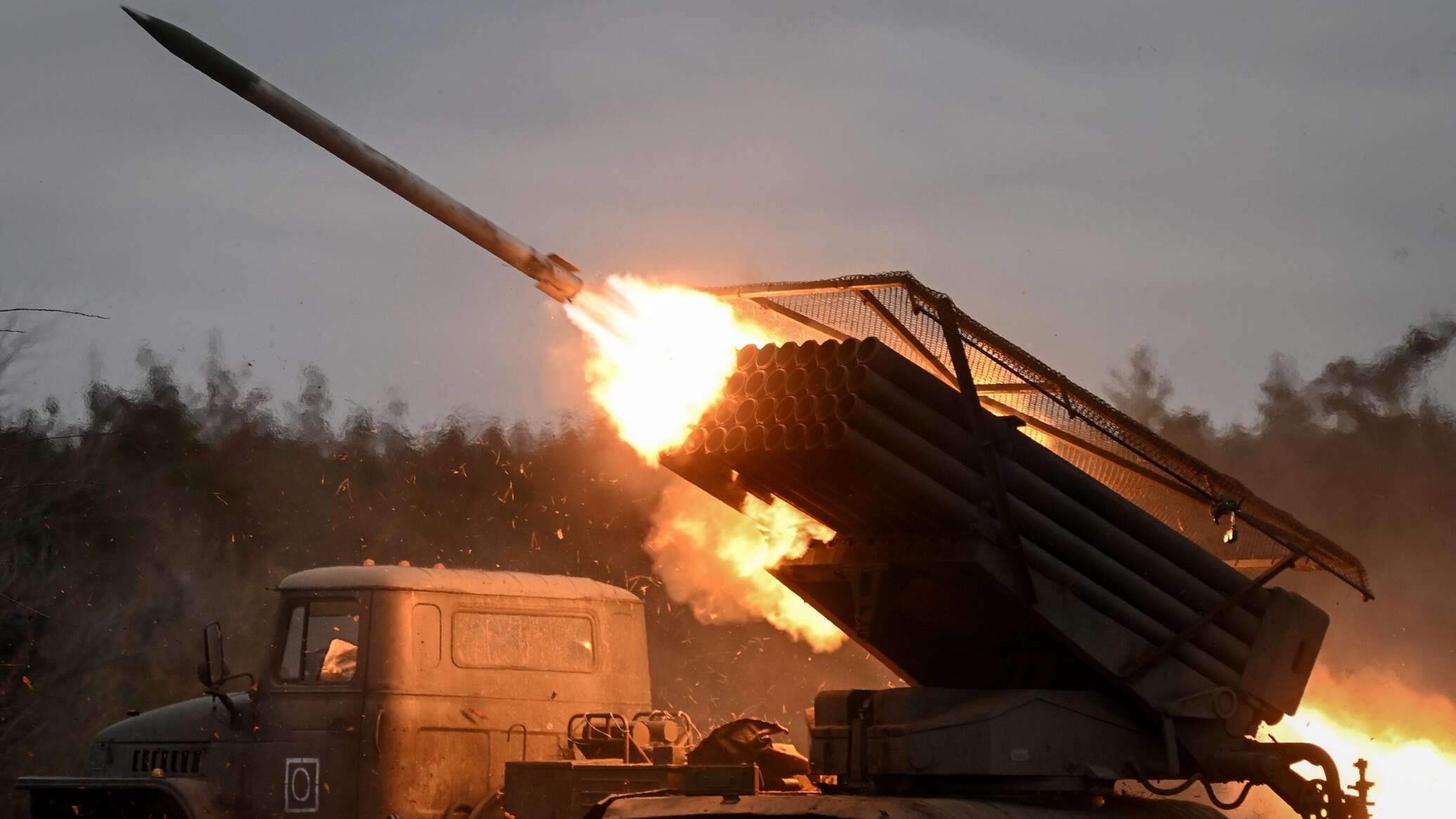 راجمة "غراد" الروسية تدمر مركز قيادة للقوات الأوكرانية في تشاسوف يار