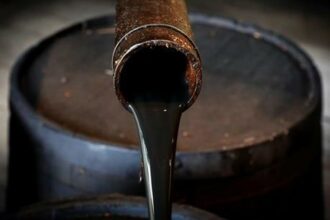 سعر النفط يغلق على تراجع 3% متأثرة بزيادة المخزونات الأمريكية