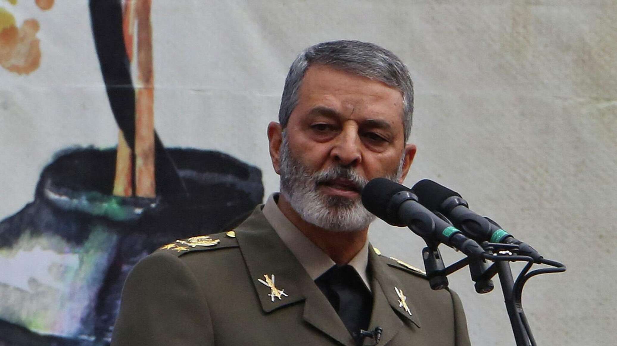 قائد الجيش الإيراني: الدفاعات الجوية استهدفت جسما مشبوها دون خسائر
