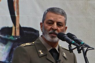 قائد الجيش الإيراني يهدد أمريكا باستهداف قواعدها ومصالحها في المنطقة إذا تدخلت لدعم إسرائيل