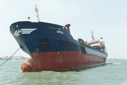 قناة السويس تعلن إنقاذ سفينة وطاقمها من الغرق