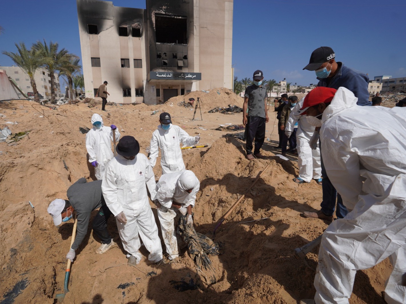 متحدث المفوضية الأوروبية: المقابر الجماعية في مستشفيات غزة مثيرة للقلق