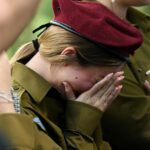 والدة جندية إسرائيلية مصابة: "أشعر بالخجل من إسرائيل" (شاهد)