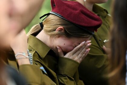 والدة جندية إسرائيلية مصابة: "أشعر بالخجل من إسرائيل" (شاهد)