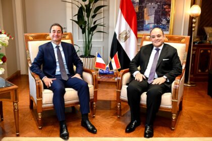 وزير التجارة يلتقي السفير الفرنسي بالقاهرة لبحث أوجه التعاون الاقتصادي بين البلدين