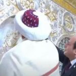 الرئيس السيسي وسلطان البهرة يضعان نقاط "بسم الله الرحمن الرحيم" على ضريح السيدة زينب - بوابة البلد