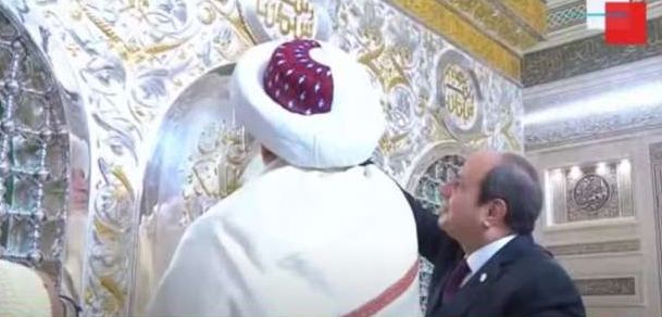 الرئيس السيسي وسلطان البهرة يضعان نقاط "بسم الله الرحمن الرحيم" على ضريح السيدة زينب - بوابة البلد