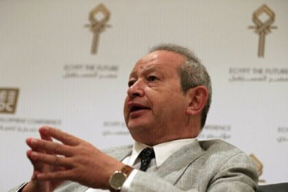 نجيب ساويرس يُعبر عن رأيه في تسمية رئيس مصر السابق بـ"الساذج" - بوابة البلد