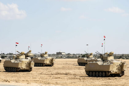 كشفت وسائل الإعلام العبرية عن تواجد غير معتاد للجيش المصري على الحدود مع قطاع غزة - بوابة البلد