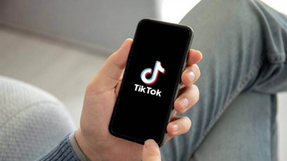 مطرب معروف يطالب بإغلاق تطبيق "تيك توك" نهائيًا - بوابة البلد