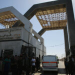 مسؤول مصري يؤكد: معبر رفح يبقى مفتوحاً أمام حركة المسافرين، لكن شاحنات المساعدات تظل متوقفة - بوابة البلد
