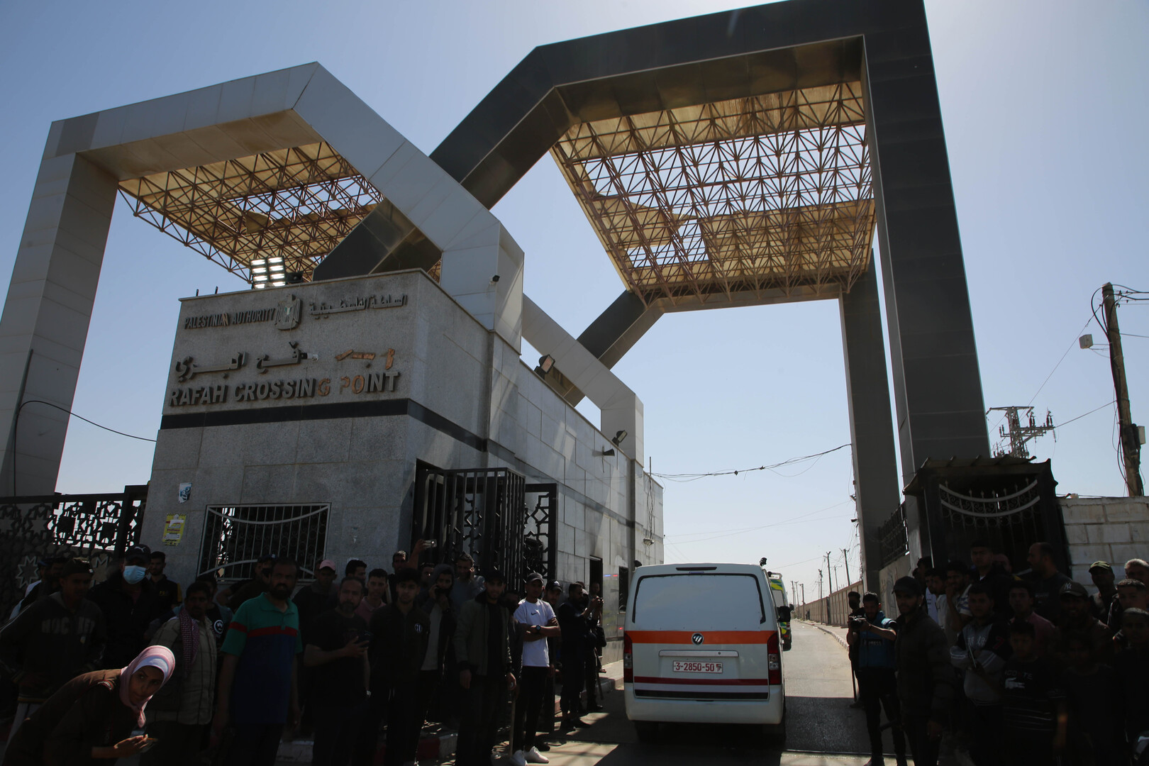 مسؤول مصري يؤكد: معبر رفح يبقى مفتوحاً أمام حركة المسافرين، لكن شاحنات المساعدات تظل متوقفة - بوابة البلد
