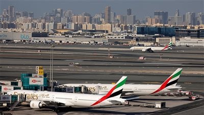 عاصفة ورياح تضرب الإمارات مصحوبة بتحذير عاجل من مطار زايد للمسافرين - بوابة البلد