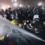 قنابل واشتباكات: الشرطة تقتحم جامعة كاليفورنيا وتعتقل الطلاب المعتصمين - بوابة البلد