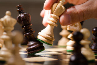 أستاذ الشطرنج العالمي يقول: لا يوجد اهتمام في مصر باللعبة وكان والدي سبب اهتمامي بها - بوابة البلد