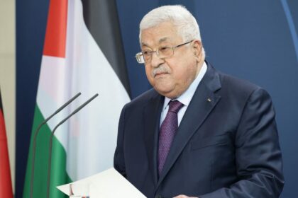 وصول الرئيس الفلسطيني إلى المستشفى الاستشاري في رام الله لإجراء فحوصات طبية - بوابة البلد