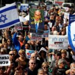 احتجاجات تطالب برحيل نتنياهو تشتعل في تل أبيب وتُغلق الشرطة الشوارع - بوابة البلد