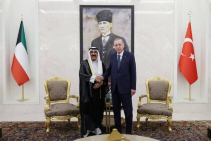 أمير الكويت يلتقي إردوغان في أولى زياراته لتركيا منذ توليه السلطة
