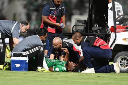 تفاصيل إصابة نجم الأهلي أمام الشباب في الدوري السعودي