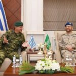 رئيسا الأركان السعودي واليوناني يبحثان التعاون الدفاعي والعسكري