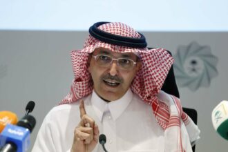 وزير المالية السعودي يعلن أن عجز ميزانية المملكة “متعمد”